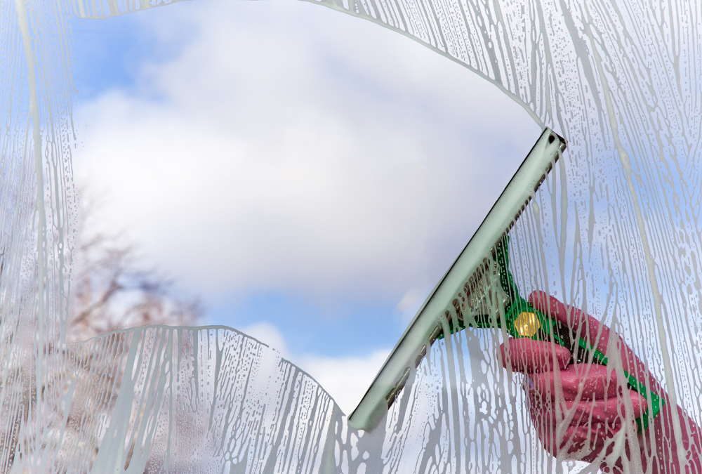 HOW TO CLEAN WINDOWS THE SAFE WAY: WHAT CAN GO WRONG IF YOU TRY TO DIY